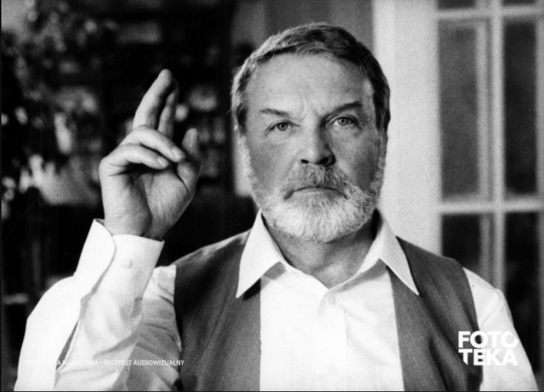 MT5_14's tweet photo. Jego żona wspominała, że w gabinecie męża zawsze wisiał portret #JanPawełII.

Zmarł Leonard Pietraszak (1936-2023), wybitny aktor teatralny i filmowy.

Requiescat In Pace!

[📸FINA]

#Dowgird #Karol #Kramer #Wareda 🎭 #Pamiętamy https://t.co/eIkfz9ILcX