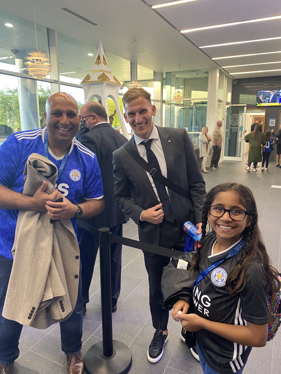 shamirmawji's tweet photo. What a guy! ⁦@RealMarc12⁩ #clublegend #lcfc #titlewinner #championsleaguescorer #facupwinner #communityshieldwinner 💙🦊💙🦊 https://t.co/wQzUn4oBF1