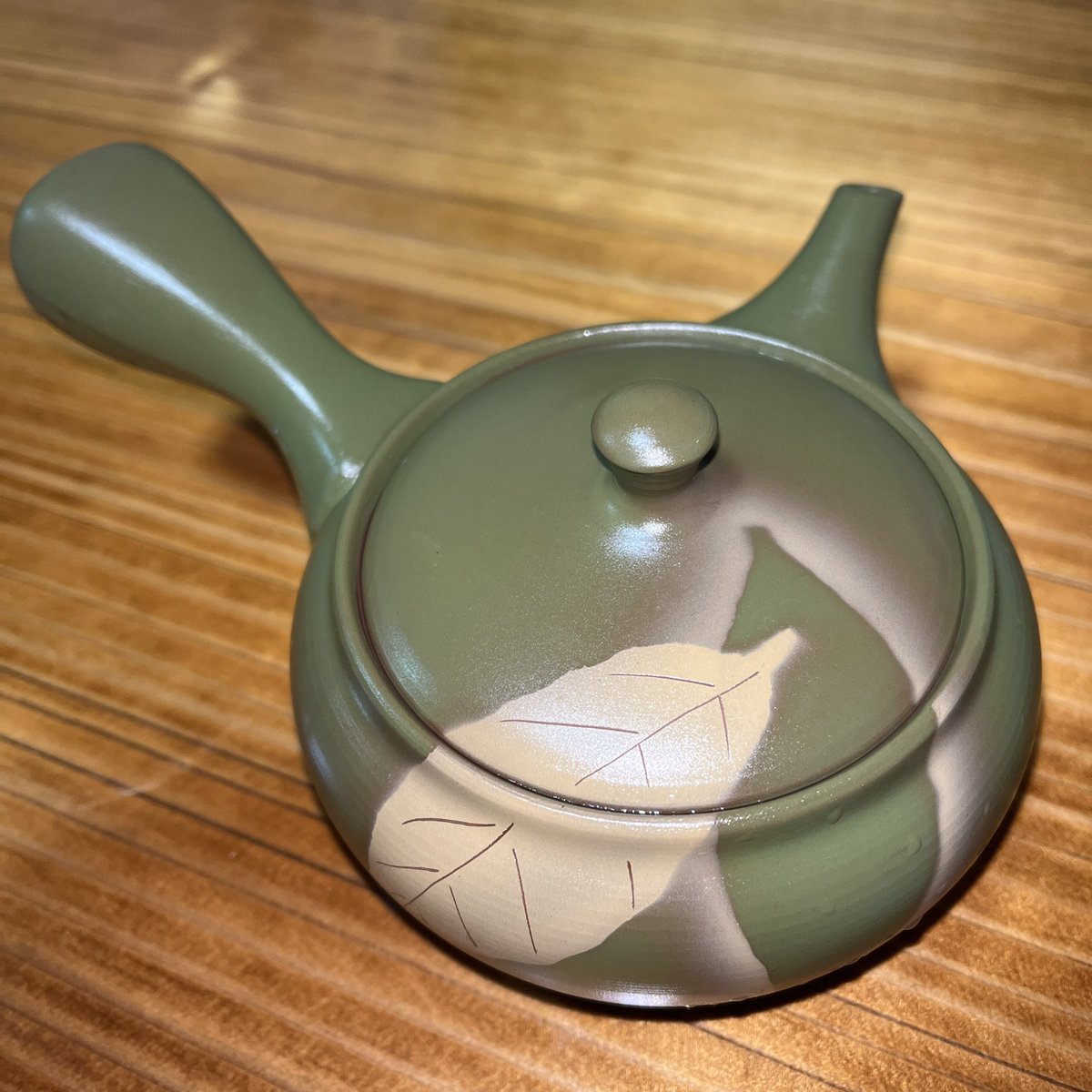 お茶(煎茶)の話

当然ながら、美味しい茶葉を使えば美味しくなる訳なのですが、急須を変えただけで劇的に美味しくなったのには驚きました🍵

お茶屋さんで見つけた常滑焼のベーシックな急須ですが、お茶の甘みが引き立ちます。
