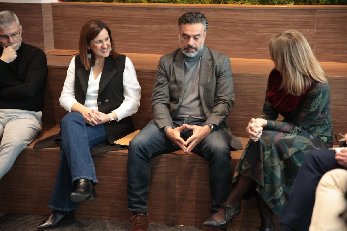 Startups tweet media