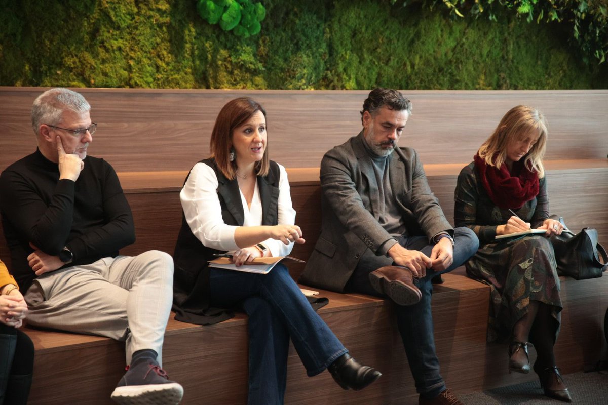 Startups tweet media