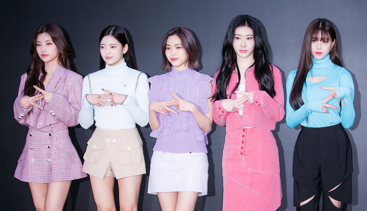 FIVEOFITZY's tweet photo. #ITZY at DYSON STYLE LAB today! (tw flashes) https://t.co/lXnMOAKaoW