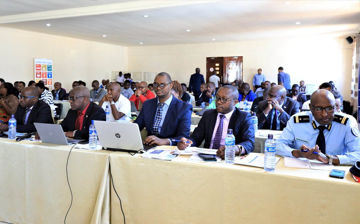 PNUDBurundi's tweet image. Participent à l’atelier, une centaine de parties prenantes du Gouvernement, de la société civile, des universités, du secteur privé et des acteurs locaux, jeunes, femmes et @UN_burundi. #ODD17 #FutureSmart