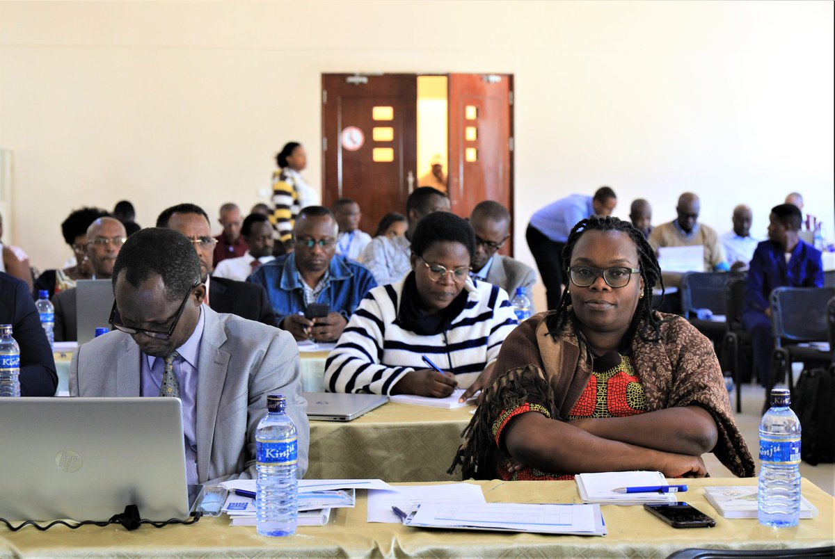 PNUDBurundi's tweet image. Participent à l’atelier, une centaine de parties prenantes du Gouvernement, de la société civile, des universités, du secteur privé et des acteurs locaux, jeunes, femmes et @UN_burundi. #ODD17 #FutureSmart