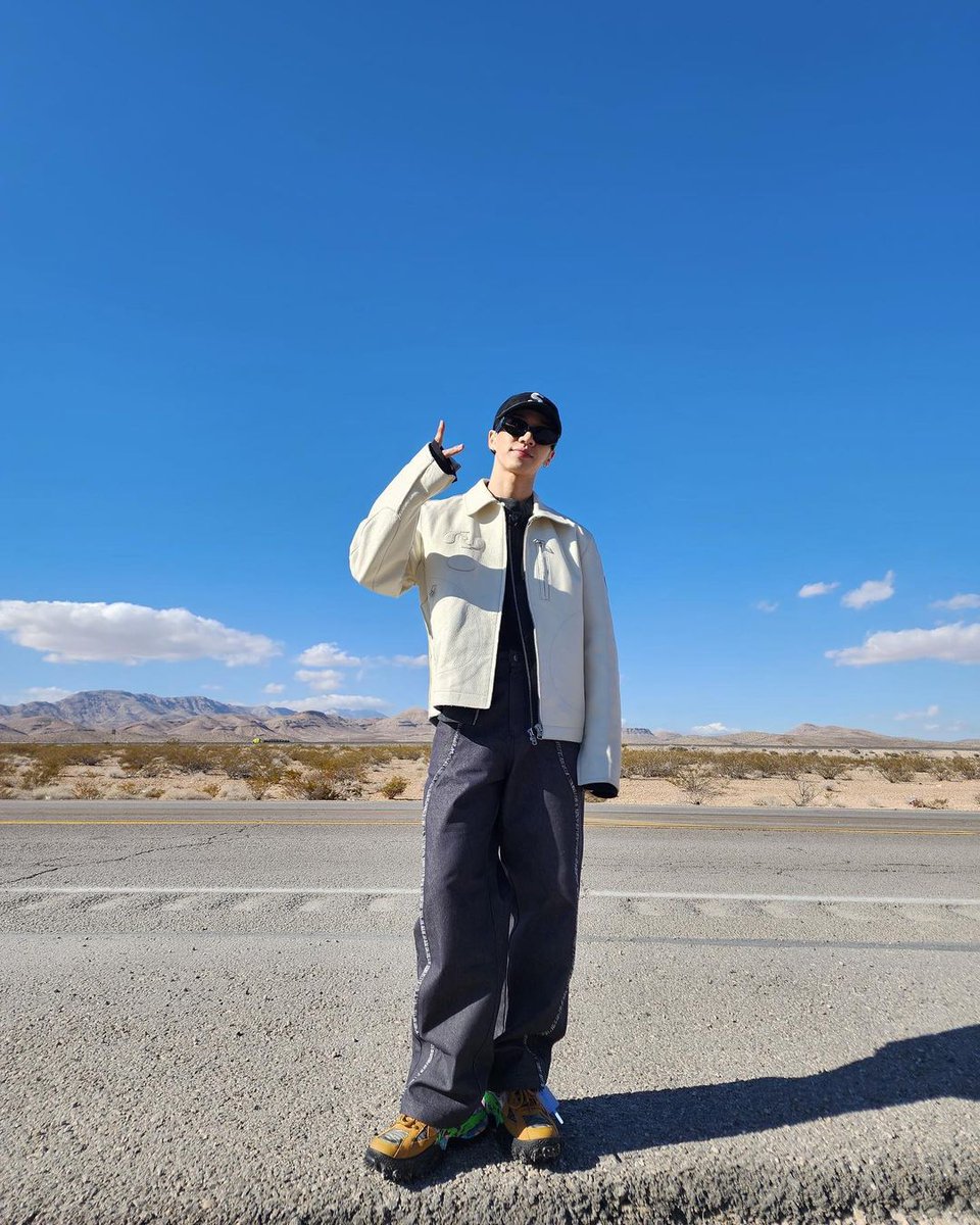 kpop_ootd_zip's tweet photo. 230130 하이라이트 이기광 패션 정보
SNS 이기광 인스타그램

💭하이라이트 이기광
옵티칼W OPTICALW
LE SPECS GYMPLASTIC BLACK (LEGYMPLA-9553) 

🛍 https://t.co/v8pyWC9eVc

#기광 #이기광 #하이라이트 #Highlight #하이라이트이기광 #손민수 #손민수템 #옵티칼W #OPTICALW https://t.co/jvrgTgOs88
