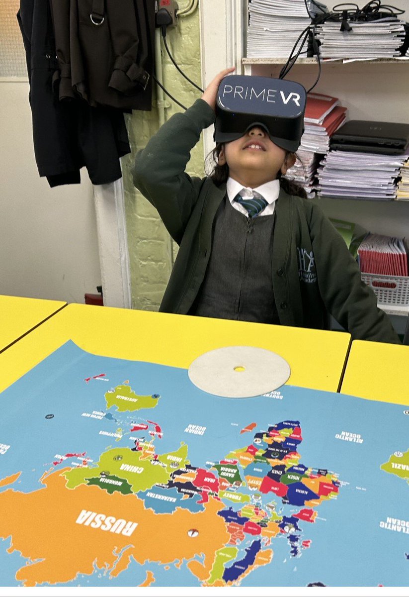 HamiltonSTEM's tweet image. Children absolutely loved the immersive experience they had by VR workshop. Y3 took on a virtual journey around the world to visit the Seven Wonders of the World &amp;amp; Y4 were transported back in time to discover the period of Ancient Egypt. @primevruk @HamiltonAcadY4 @HamiltonAcadY3