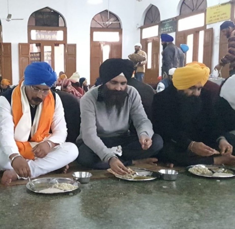 mr_X__e's tweet photo. Jathedar Manoj Singh Duhan & Bhim Army Chief Chandrashekhar Azad having langar at Sri Harmandir Sahib, Amritsar
Jathedar Duhan is a Jat of Haryana who became a Sikh few years back. Chandrashekhar is a Jatav (dalit) leader of UP
What socio-political implications does this have ? https://t.co/IhhRyq5jIt
