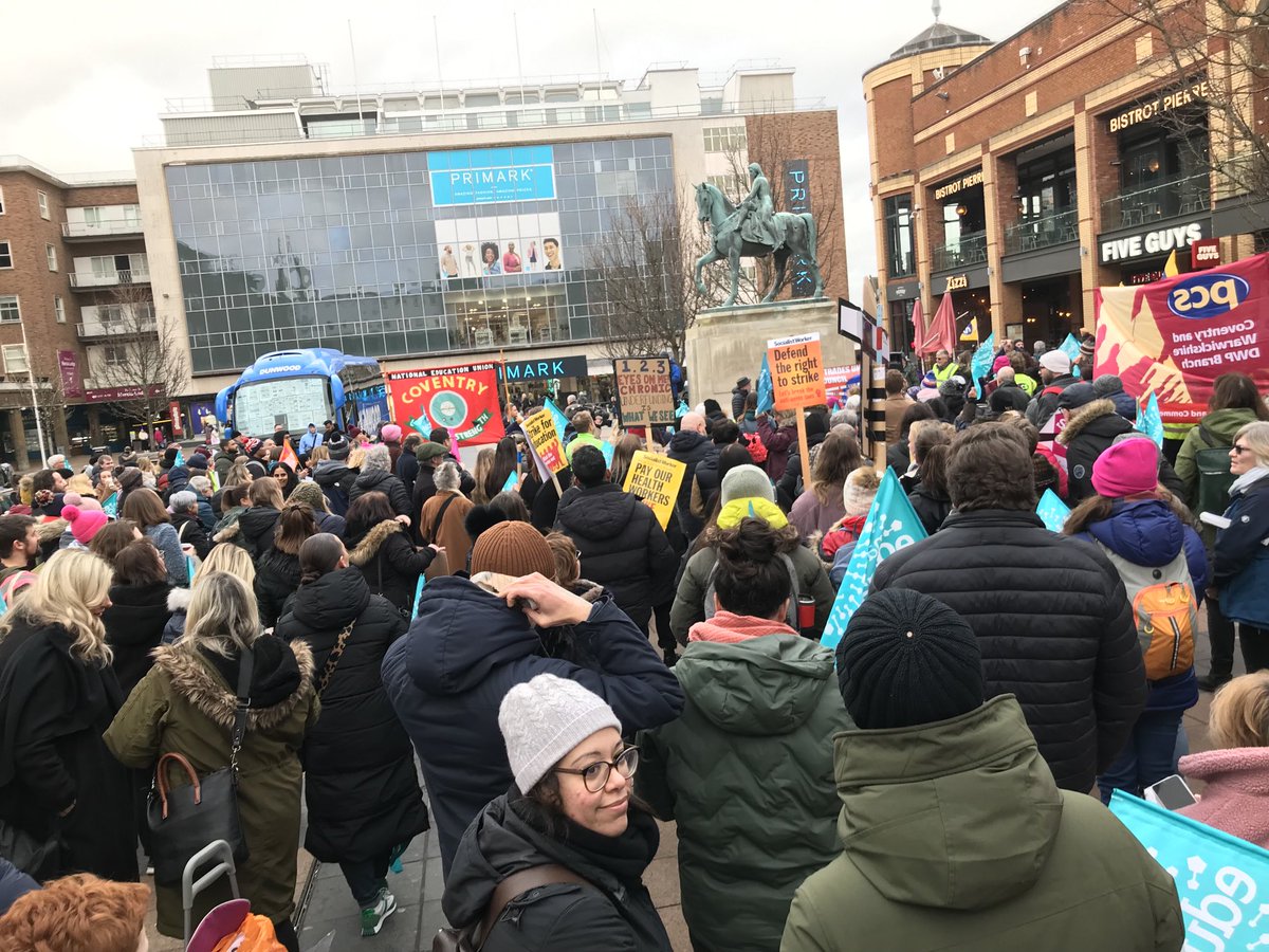 Lady G joining the picket with ⁦<a href="/coventryucu/">CoventryUCU</a>⁩ 
#solidarity ✊🏾✊🏻✊
