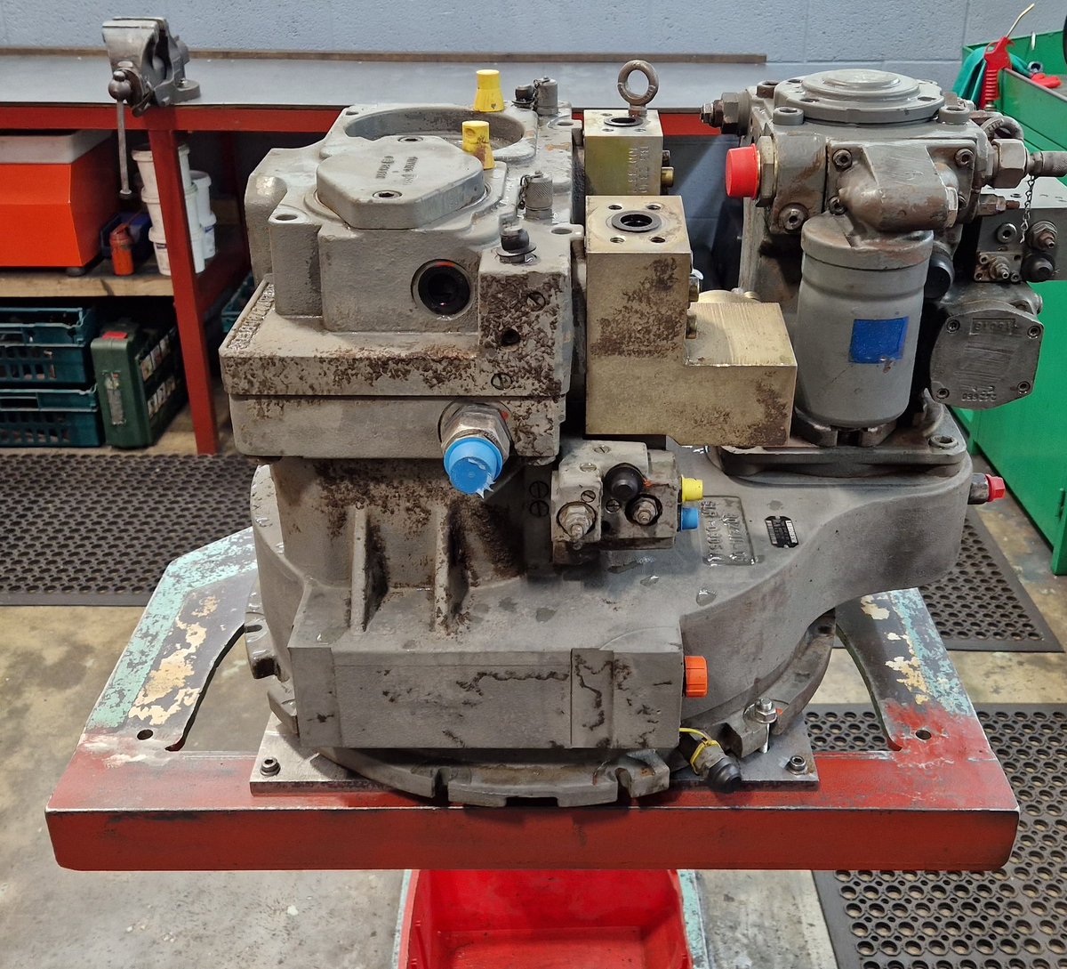 cjplantltd's tweet photo. Liebherr R934 Main Hydraulic Pump. Customer removed the pump at first signs of a problem.
Main bearings had started to fail, cylinder blocks show signs of overheating.Unit completely reconditioned, all worn parts, bearings and seals replaced. 
Work covered by 12 months warranty. https://t.co/2aOUu1z03m