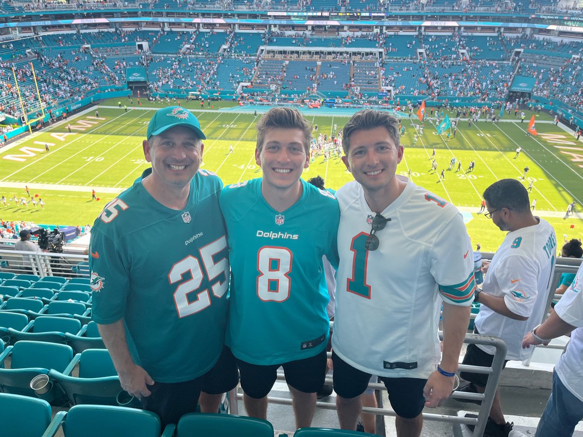 HowieGrossinger's tweet photo. @ian693 At home and on the road! #finsup 🇨🇦 https://t.co/ycjTsWmqTK