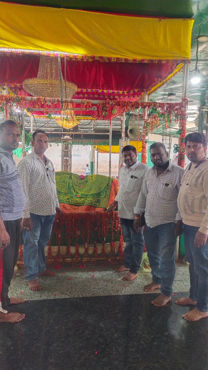 LBorabanda's tweet photo. 103బోరబండ మిత్రులతో కలిసి కర్ణాటక   ఇస్మాయిల్ ఖాదిరి దర్గా గొడవడి  పవిత్రంగాల్లా దర్గాలో ప్రేయర్ లో పాల్గొని రఫిక్  గారు, నయీమ్ గారు, లతీఫ్ గారు ,అనుగారుLeaderANIL Boraband మా మిత్రుల గురించి మా శ్రేయోభిలాషుల గురించి మా .నాయకుల గురించి ప్రేయర్ చేయడం జరిగింది💐💐🙏 https://t.co/Hx3D2bsxKy