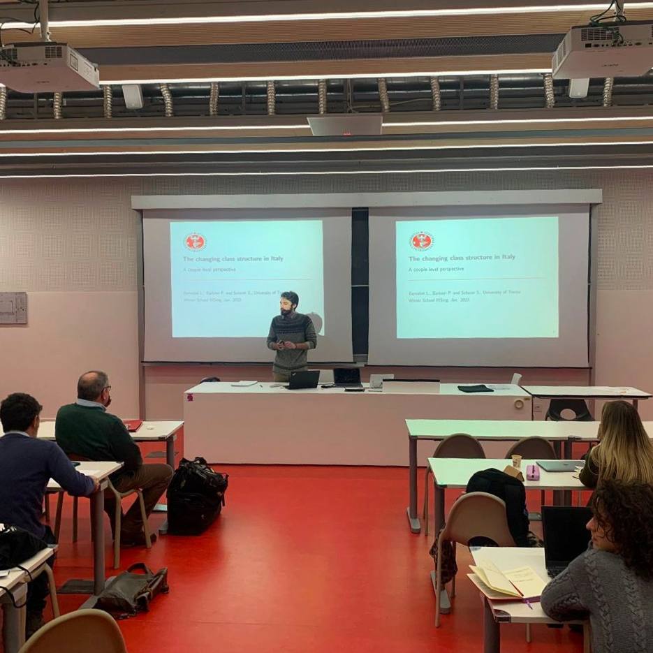 Then,  <a href="/LoreBernabei/">Lorenzo Bernabei</a>  (w/ <a href="/SSch_SSS/">Stefani Scherer</a>  &amp; P. Barbieri) presented their work on the #class composition of Italian households from a couple's perspective 🧑‍🏭👩‍💼.  

3/4