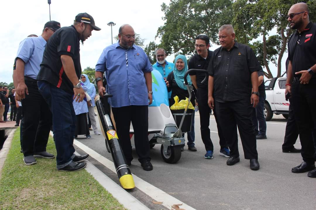 MPKualaLangat's tweet photo. Pantai Morib, 31 Januari 2023 - MPKL sebagai PBT pertama Selangor menerima dua Jentera Pembersihan di Pantai Morib iaitu ‘Walk Beach Comber’ dan ‘Glutton Electric Little Picker’ yang akan digunakan oleh pekerja pembersihan di Pantai Morib, Kuala Langat.
#MPKL #KDEB #pantaimorib https://t.co/TiGpc7YPnF
