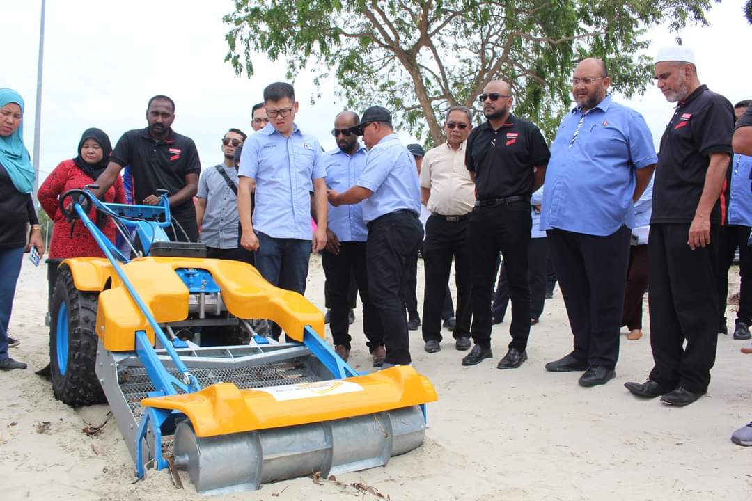MPKualaLangat's tweet photo. Pantai Morib, 31 Januari 2023 - MPKL sebagai PBT pertama Selangor menerima dua Jentera Pembersihan di Pantai Morib iaitu ‘Walk Beach Comber’ dan ‘Glutton Electric Little Picker’ yang akan digunakan oleh pekerja pembersihan di Pantai Morib, Kuala Langat.
#MPKL #KDEB #pantaimorib https://t.co/TiGpc7YPnF