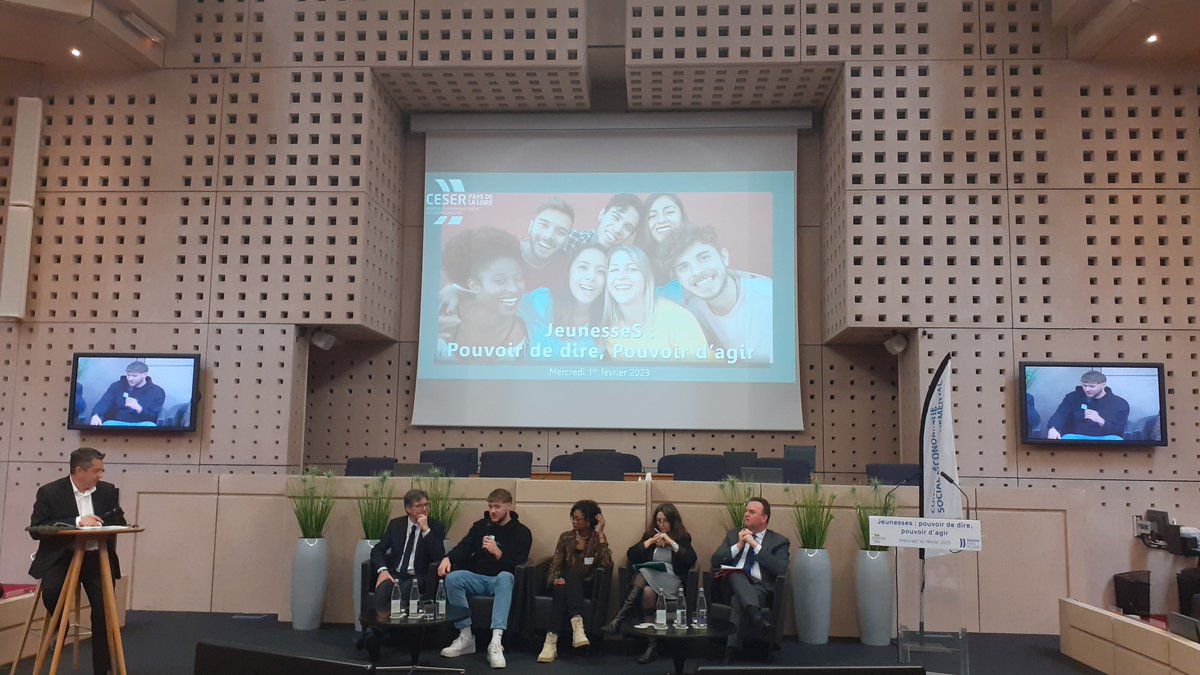 Conclusion du #Colloque Jeunesses avec <a href="/Fabrice/">Fabrice</a> Landry, représentant de l'Etat, <a href="/AndreMARTIN126/">André MARTIN</a> , Vice-président <a href="/paysdelaloire/">Pays de la Loire</a>, <a href="/FlacazeLacaze/">Florence Lacaze</a>, conseillère <a href="/ceserPDL/">Conseil Economique Social Environnemental PDL</a> et Rapporteure de l'étude "Jeunesses", Rowan et Madjoulyne, jeunes en service civique, et <a href="/AldoFOSCHIA/">FOSCHIA Aldo</a> animateur.