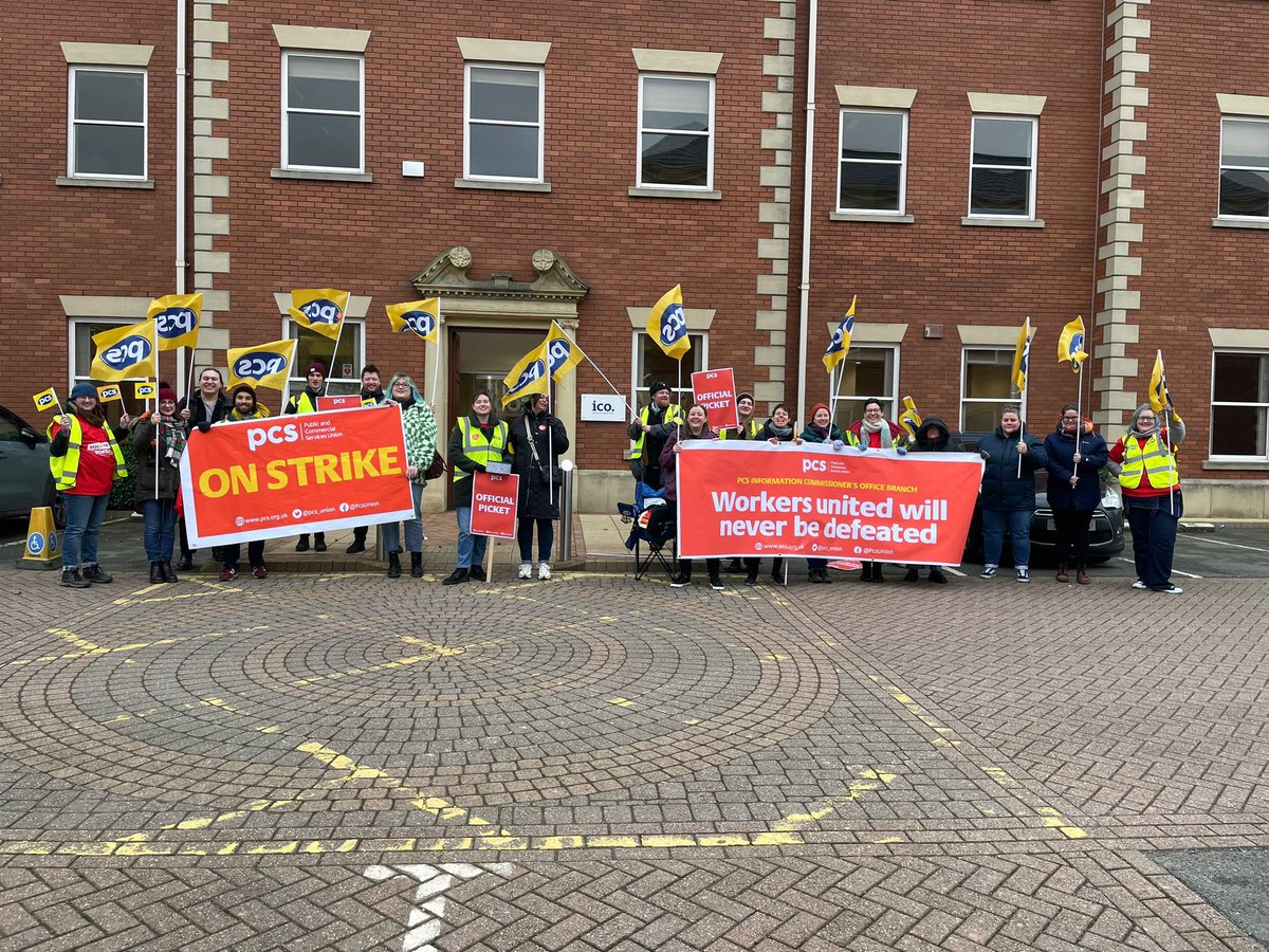 PCSICOBranch's tweet photo. One big group shot before a few of us head off for the @TUCManchester rally! #PCSonStrike @pcs_union https://t.co/7O31r0SP1n