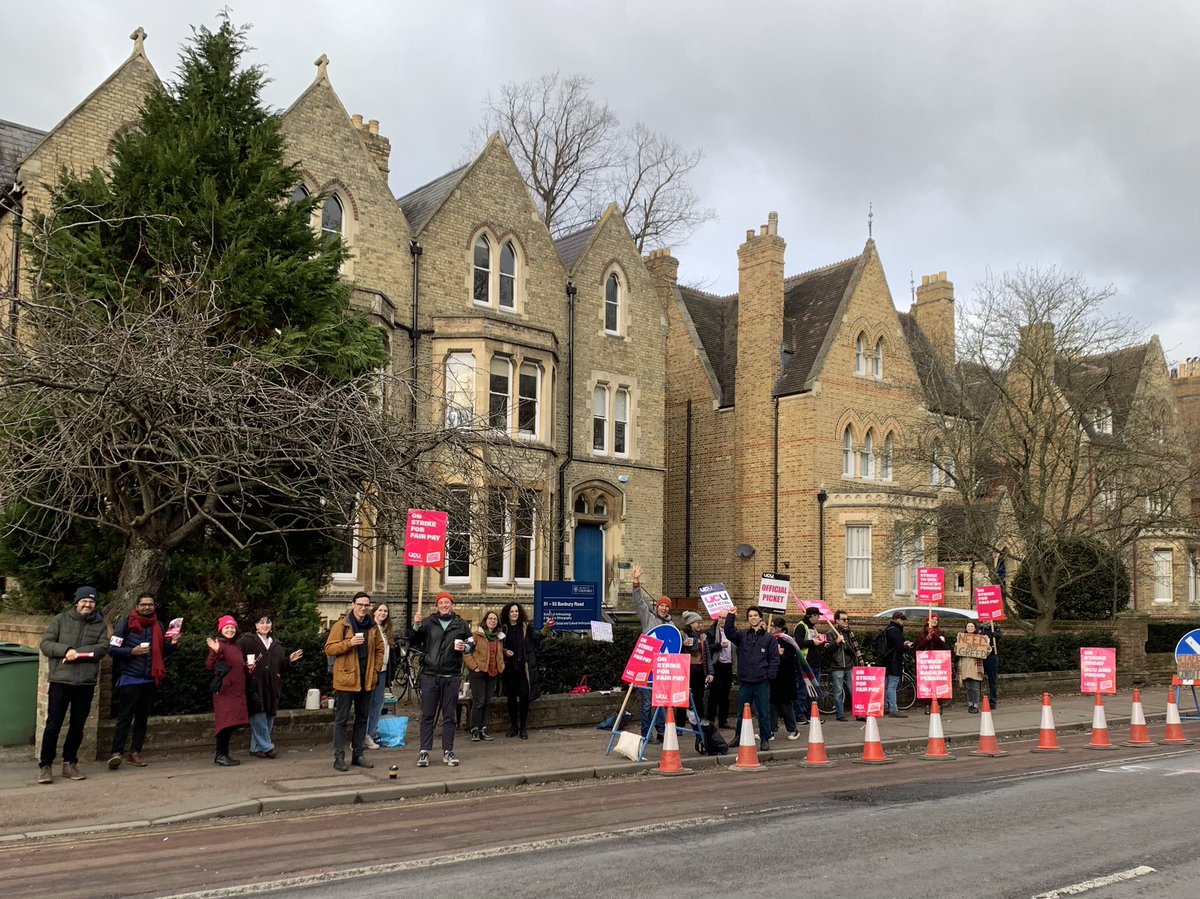 Picket in front of @oxford_anthro this morning! #ucuRISING @OxfordUCU