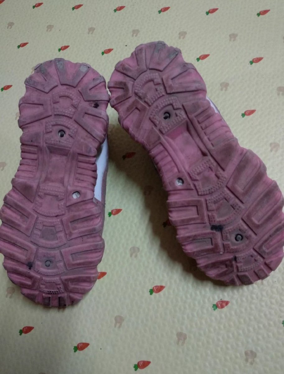 话说大家都只喜欢袜子吗，妹子们的穿了两年的臭鞋不爱吗，味道更浓更持久哦
#原味 #臭鞋 #棉袜 #足控 #臭脚