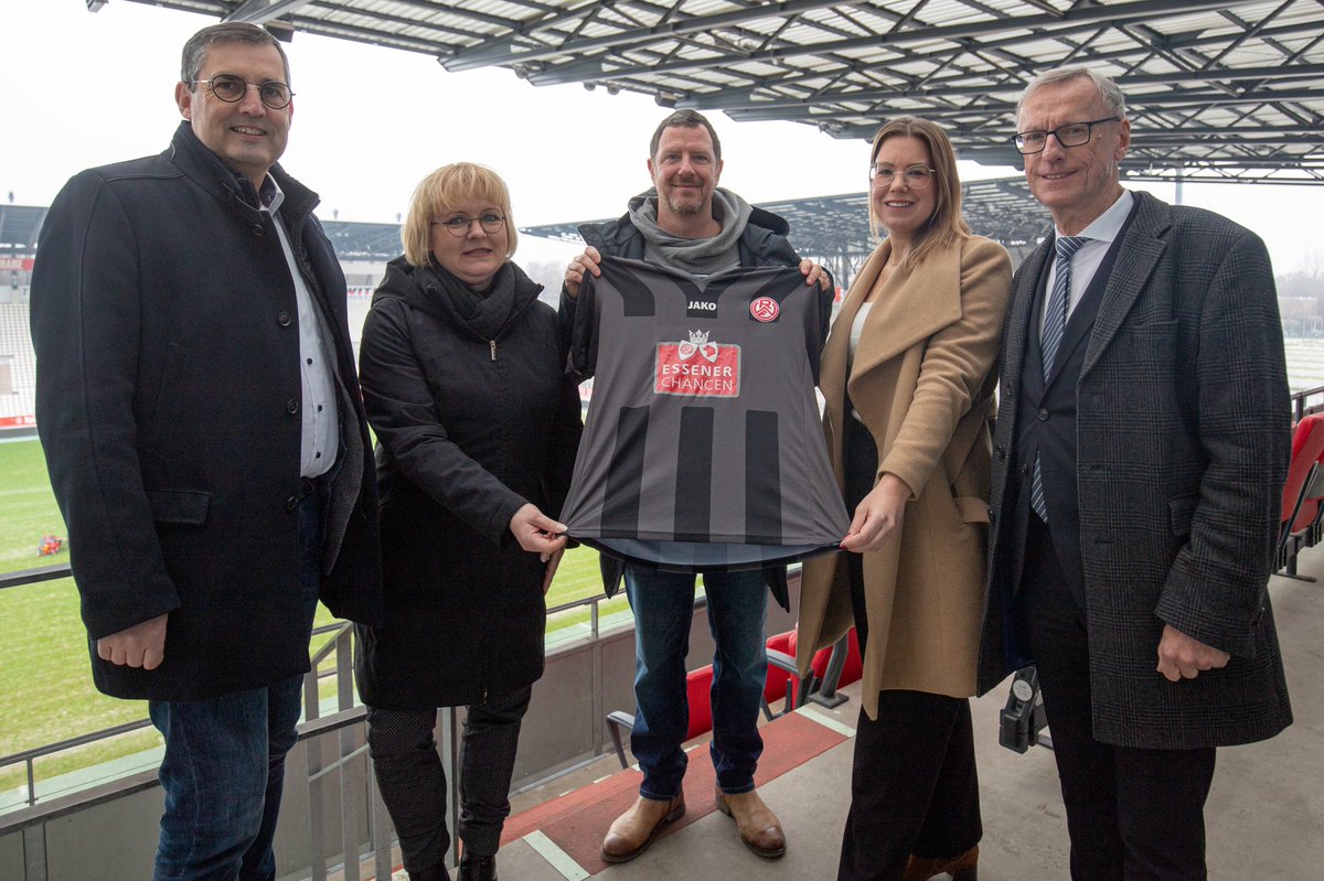 EssenerChancen's tweet photo. ❤️ 4.000 Euro für @rot_weiss_essen-#TeamIII! Vielen Dank an den W.I.R. e.V., das JobCenter und die Agentur für Arbeit. 🙋♂️🤝
ℹ️ Mehr über die Hintergründe! 👉 https://t.co/seENPDl2Ud
#FürEssen https://t.co/DDE7aGuTTJ