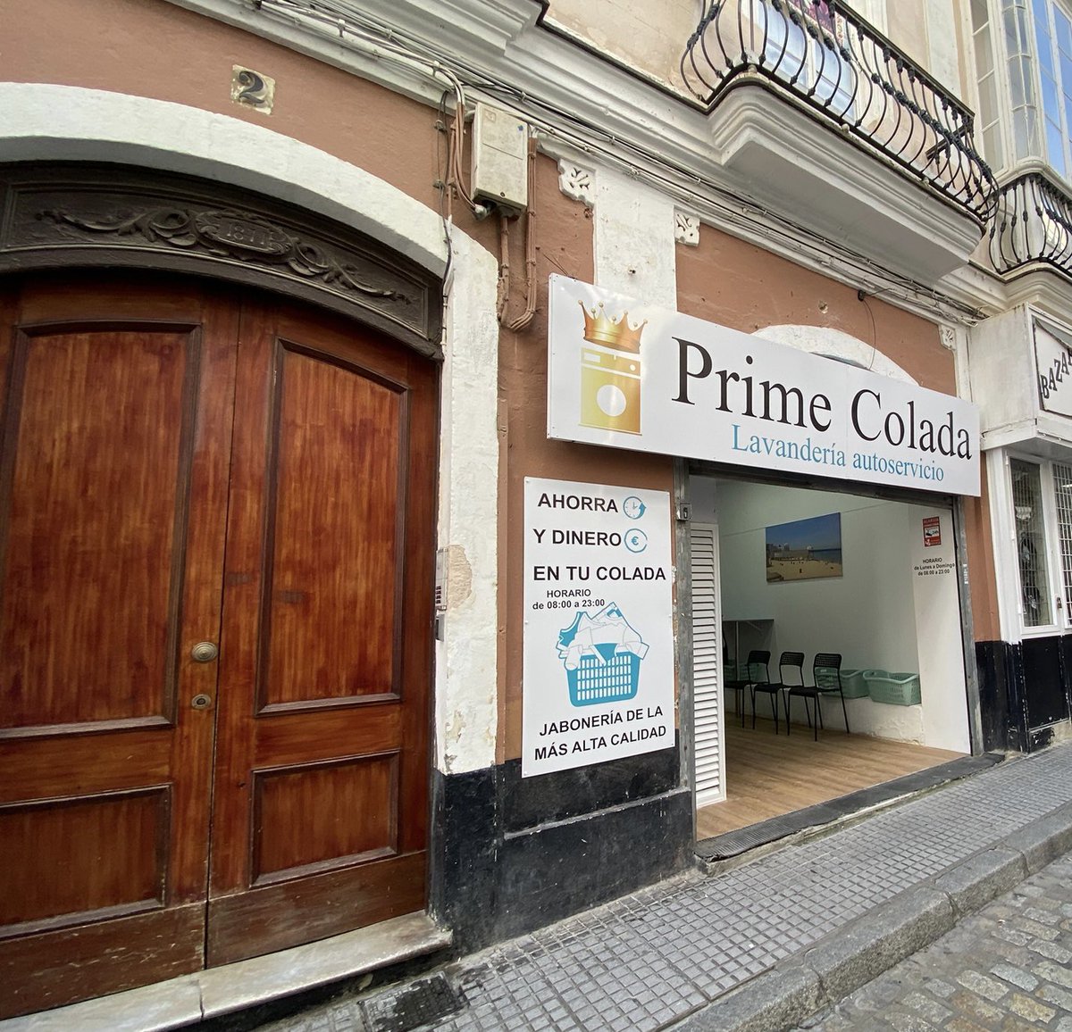 ASerranoSora's tweet photo. Más ejemplos de bajos de fincas del centro histórico de @Cadiz_es, algunas de ellas catalogadas en el PGOU o en entornos BIC, con fachadas completamente forradas de rótulos comerciales discordantes y en contra de la Ordenanza de Publicidad y Uso de la Vía Pública @martinvilap https://t.co/Dna1Er9NYJ
