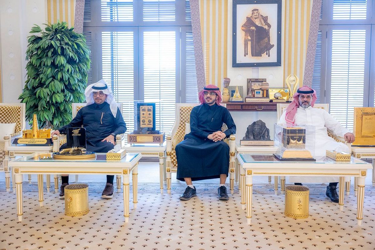 بارك سموه لرئيس واعضاء المجلس متطلعا الى مواصلة تحقيق المنجزات الرياضية..

سمو #أمير_القصيم يستقبل رئيس واعضاء مجلس إدارة نادي النجمة الرياضي الجديد.