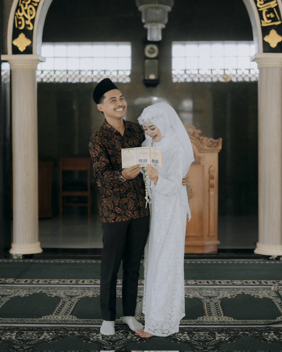 rrachmtulloh's tweet photo. @odongpejjj Alhamdulillah tahun 2022 nikah di KUA dan ikut foto di masjid samping KUA https://t.co/14b8UWGdtB