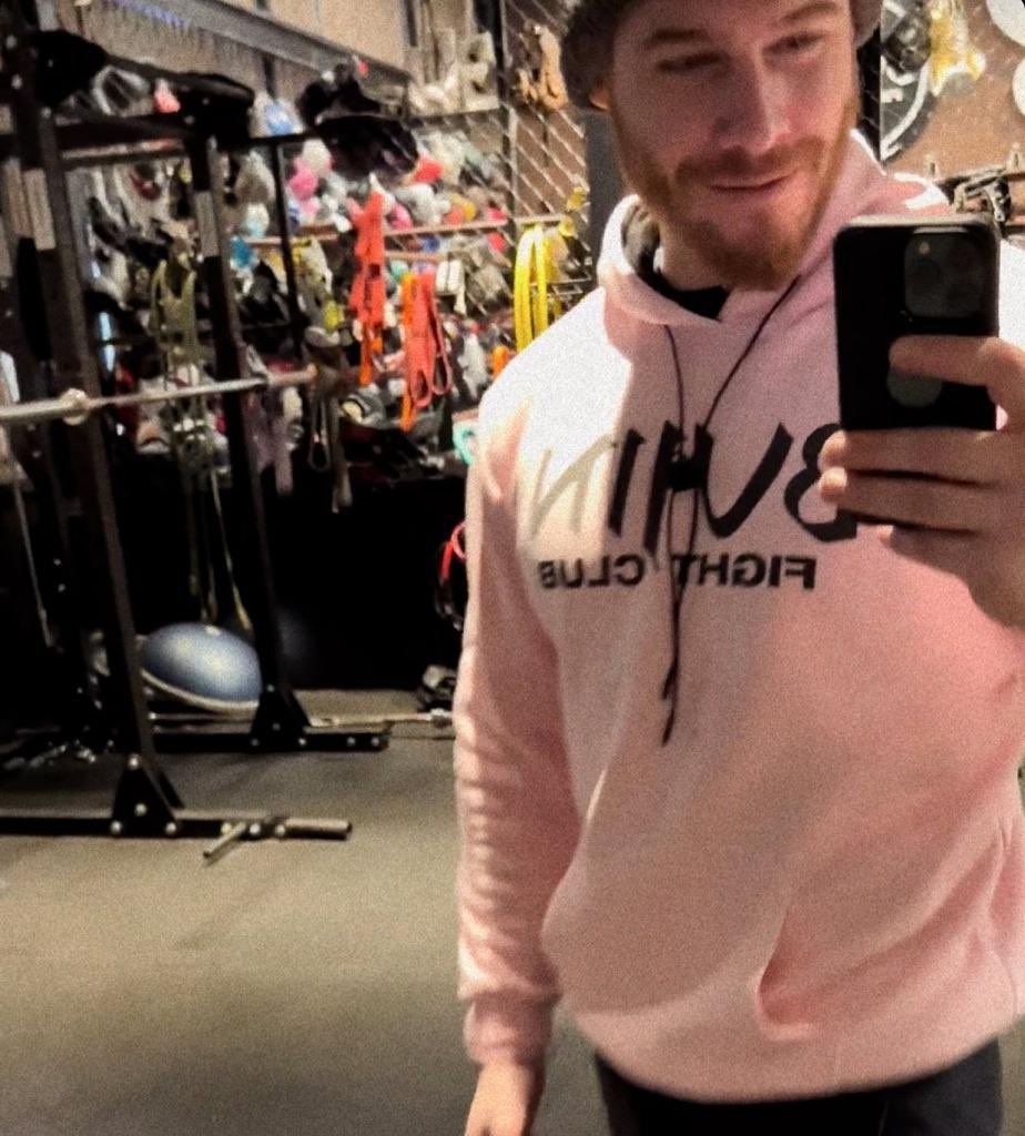 NHankermiyy's tweet photo. Powder pink... Toz pembe... Our pink boy says it both in English and in Turkish😌... With this sweatshirt I would  to see so much the famous pink hat too😁
#KeremBürsin https://t.co/S537v7NTfg