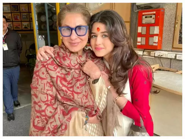 NP_App's tweet image. #DimpleKapadia strikes a pose with granddaughter #NaomikaSaran at her graduation ceremony; #TwinkleKhanna calls them 'stunning women'

See photos 🔗: newspointapp.com/english-news/p…