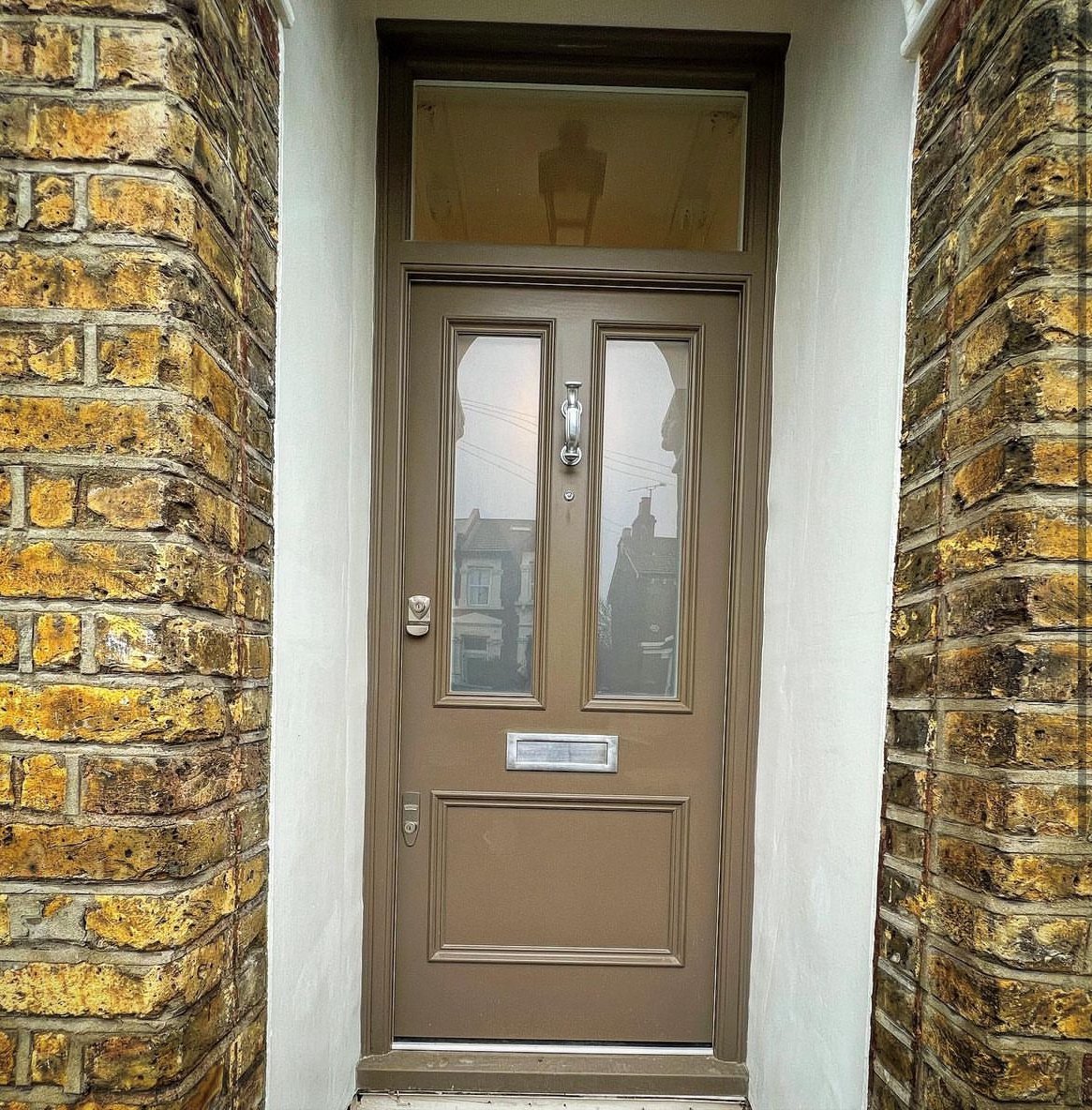 This front door looks great with this Banham lock pass set and fittings. We love seeing our products installed in situ!
Credit 📷: beechhalloinery
Thank you for tagging us in this!
We love the colour and finish of this door. What do you think?
#frontdoor #accoyawood #entrancedoor