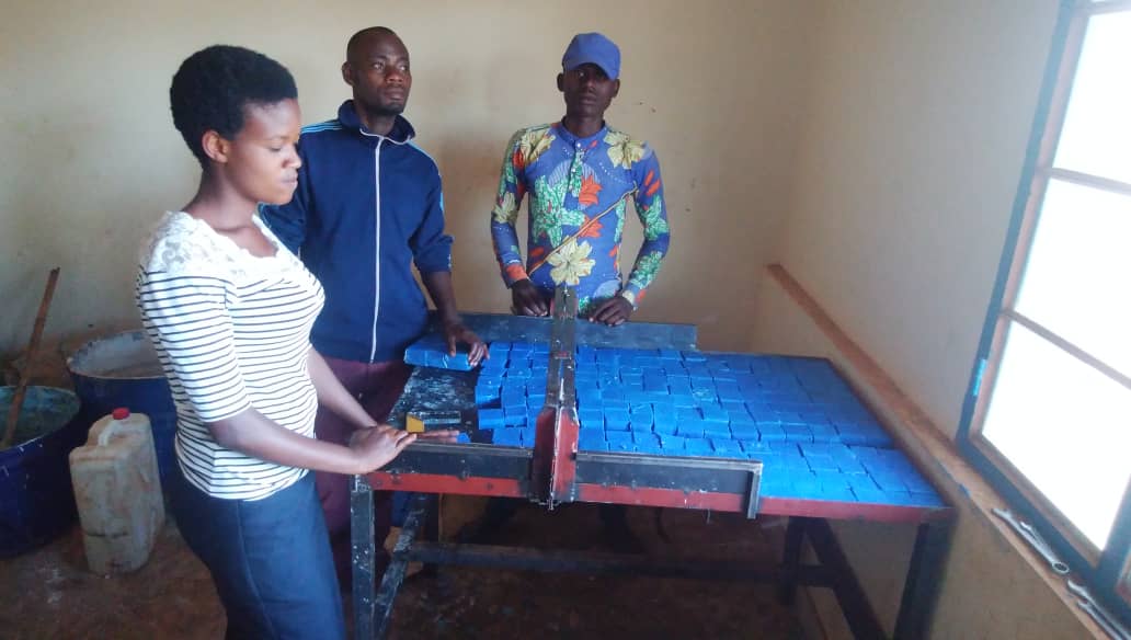 CnjbRutana's tweet photo. Nous félicitons nos Jeunes de Gihofi @bukemba_commune regroupés en Coopérative pour la mise en œuvre du projet de  fabrication des savons. 

Nous appelons la Population de @RutanaProvince et plus particulièrement les commerçants de consommer nos produits locaux. https://t.co/uTpqI3wZVr