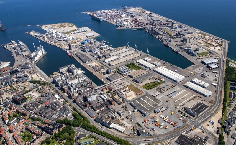 Det er en win-win situation at udvide Aarhus Havn. Det viser de nye beregninger fra COWI.
Dels bliver havnen fremtidssikret, dels vil den nye Yderhavnen sikre CO2-besparelser. Ser frem til fremtidens nye, større og grønnere Aarhus Havn! 
#Blaadk #dkpol #portofaarhus