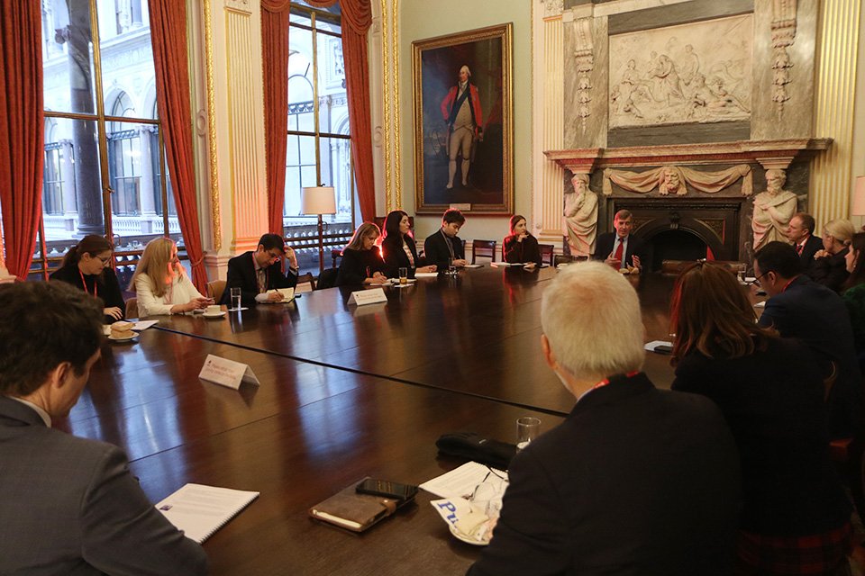 DavidRutley's tweet photo. With more than $1 trillion invested in each other’s economies, the UK and US’ relationship is uniquely deep and strong. 
 
Yesterday I welcomed senior executives from the US Chamber of Commerce to discuss further opportunities and celebrate the 🇬🇧🇺🇸 economic partnership. https://t.co/s7vJAOhEN3