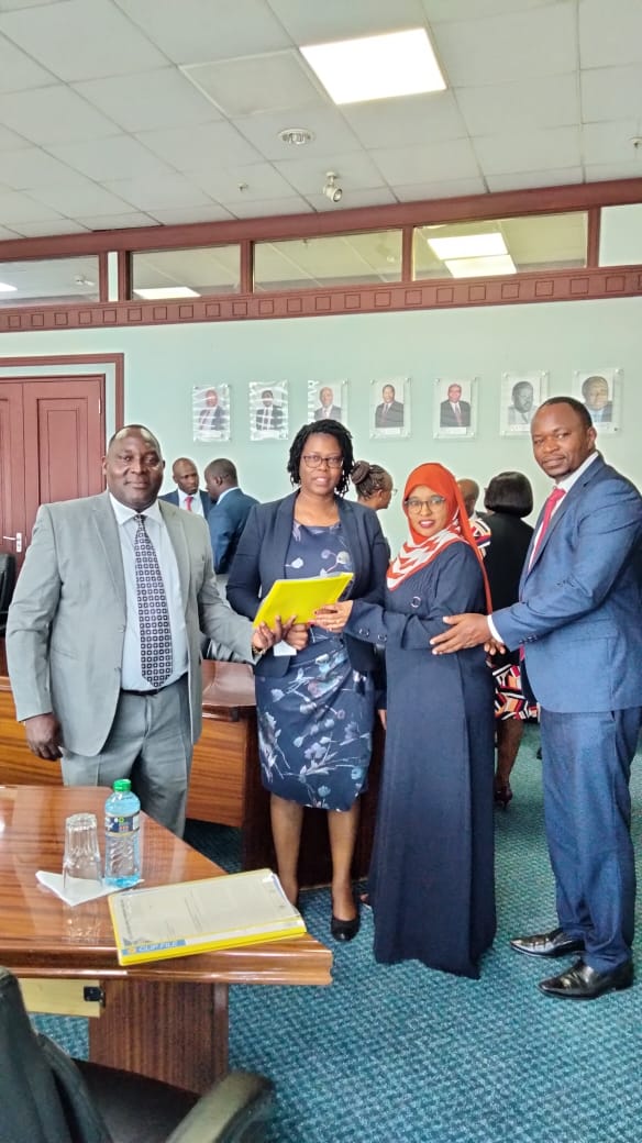 Kifwa Team led by N/Chair Mr. Roy Mwanthi this morning presented the Kenya Customs Agents & Freight Forwarders (KCAFF) Bill 2020 to @CG_KRA Mr. Githii Mburu & Commissioner @KRA_Customs Md. Lilian Nyawanda on the sidelines of the public participation forum on Excise Duty . . . 1/2