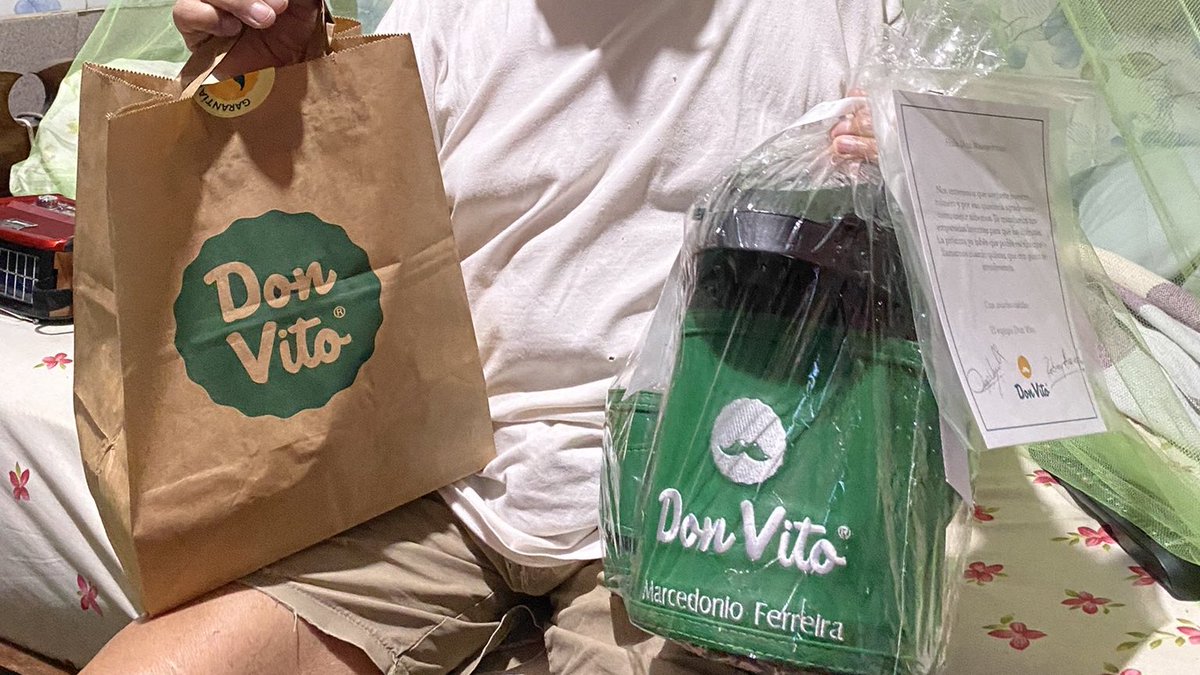 delpynews's tweet photo. ▶️ FELIZ | 😭🤩

🧓Abuelito anotó el número de Don Vito en su cuadernito para dejar de "depender" en sus pedidos de otras personas.🥺​

La nieta publicó la historia y la empresa le envió regalos al Don. 

📷@JaazPozzo https://t.co/08hVGzXQnK