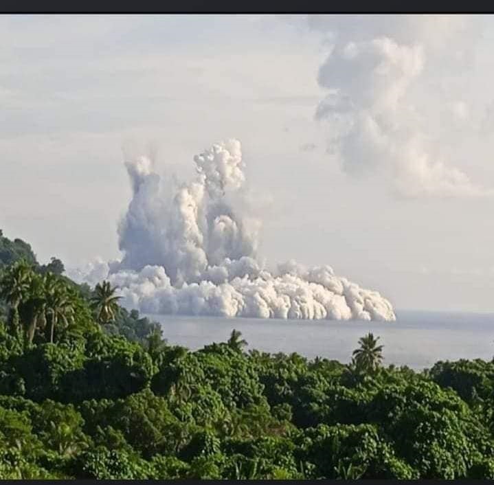 IGeociencias's tweet photo. Erupción submarina próxima a la isla de Epi, Vanuatu.

Esta explosividad se debe a la interacción de la lava con el agua del mar a escasa profundidad, vaporizándose instantáneamente y emitiendo piroclastos a mayor altura. 
https://t.co/PRkx67tWgG https://t.co/c9bfpwTrQ5