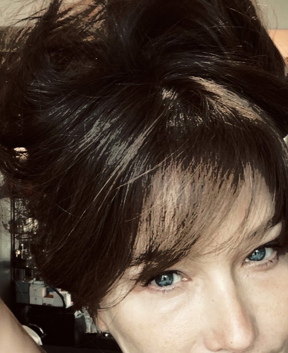 ㅤ 
É como dizem… Como cabeleireira, eu sou uma excelente cirurgiã. 
ㅤㅤ