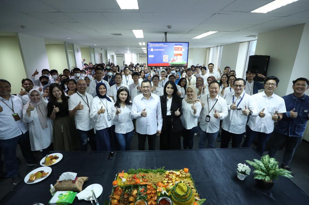Hary_Tanoe's tweet photo. ๐ฅ๐ฎ๐ฏ๐, ๐ญ ๐๐ฒ๐ฏ ๐ฎ๐ฌ๐ฎ๐ฏ: Peresmian kantor Aladin Mall di MNC Tower Lt.20.ย
Congrats untuk Aladin Mall atas kantor barunya. #HT
#HaryTanoesoedibjo #LilianaTanoesoedibjo #ValenciaTanoesoedibjo #AladinMall #MisterAladin #mncecommerce #MNCGroup https://t.co/5cti71DewL
