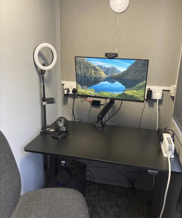 A reminder that Bùth Bharraigh has a fully equipped private digital space which is available.  It is free of charge for personal use for Barra and Vatersay residents.  
To book this space contact Bùth Bharraigh. 
Help and support is also available.  #community #digitalaccess