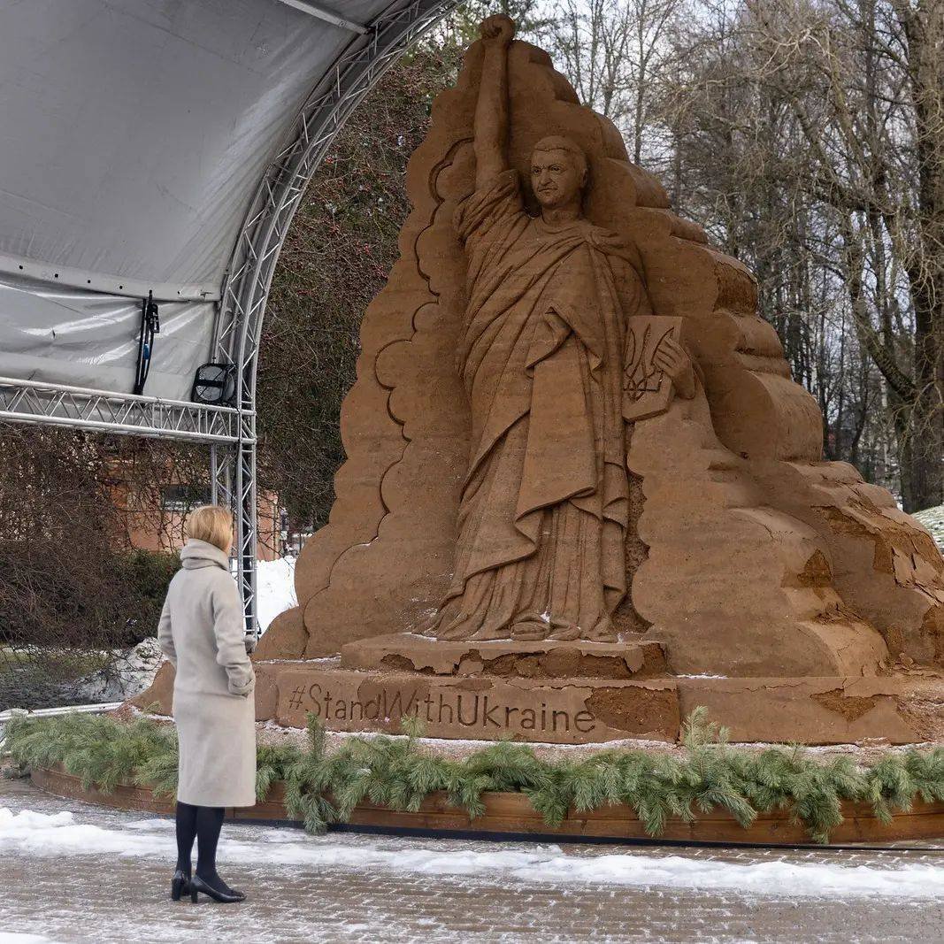 blyskavka_ua's tweet image. ⚡️A giant sculpture of Volodymyr Zelenskyi in the style of the Statue of Liberty was created in Estonia.

The head of the Estonian government, Kaia Kallas, published on her Instagram a photo in which she examines the sand sculpture of Volodymyr Zelenskyi.