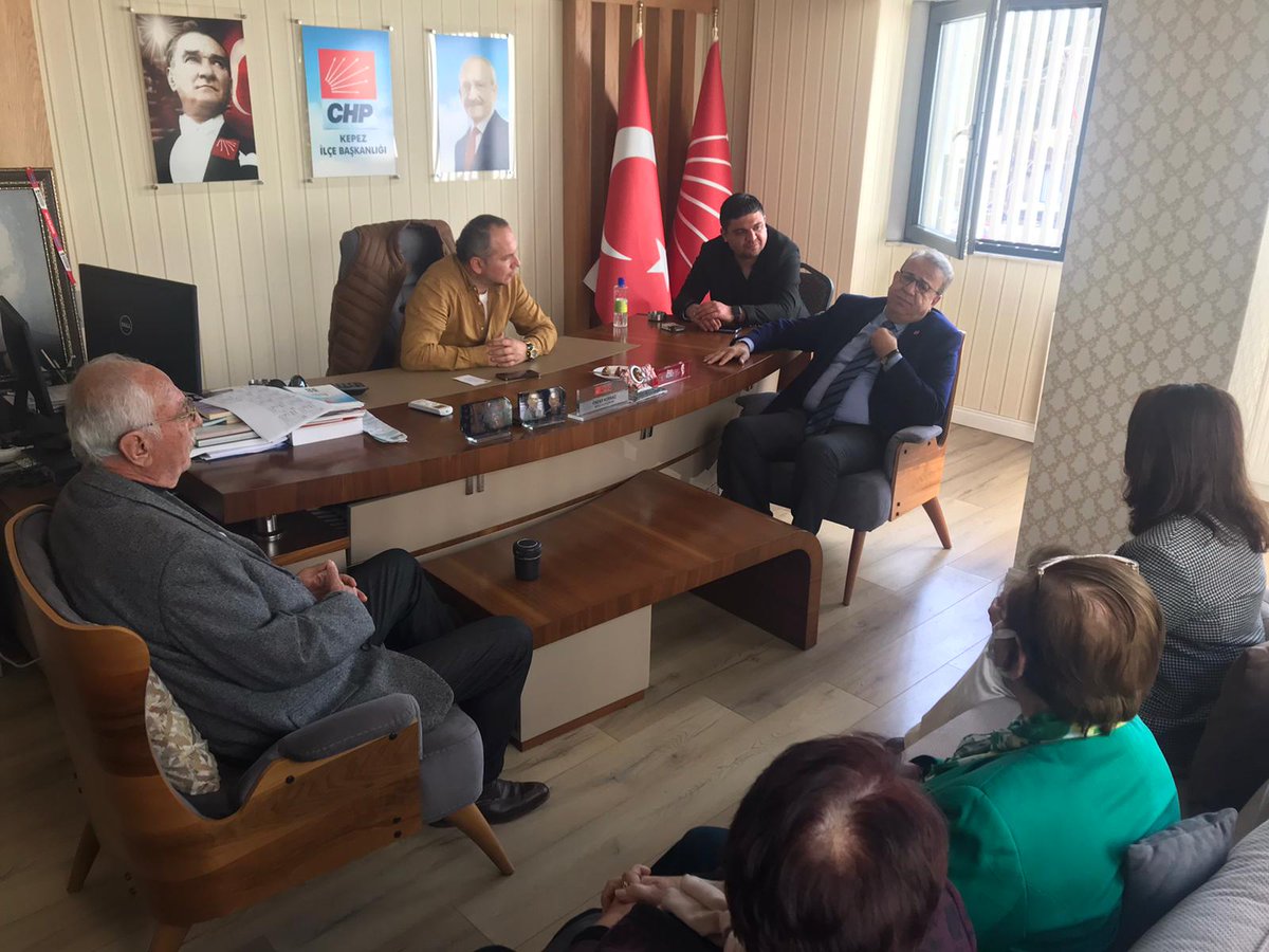Kepez CHP İlçe Başkanı Önder Kurnaz, Kepez CHP Kadın Kolları Başkanı Melek Çoban’ı ve meclis üyelerini bir ziyaret ettik. Keyifli sohbetleri için teşekkür ederim. Cumhuriyete, demokrasiye sahip çıkmak zorundayız. Kapı kapı dolaşacağız bıkmadan usanmadan derdimizi anlatacağız.