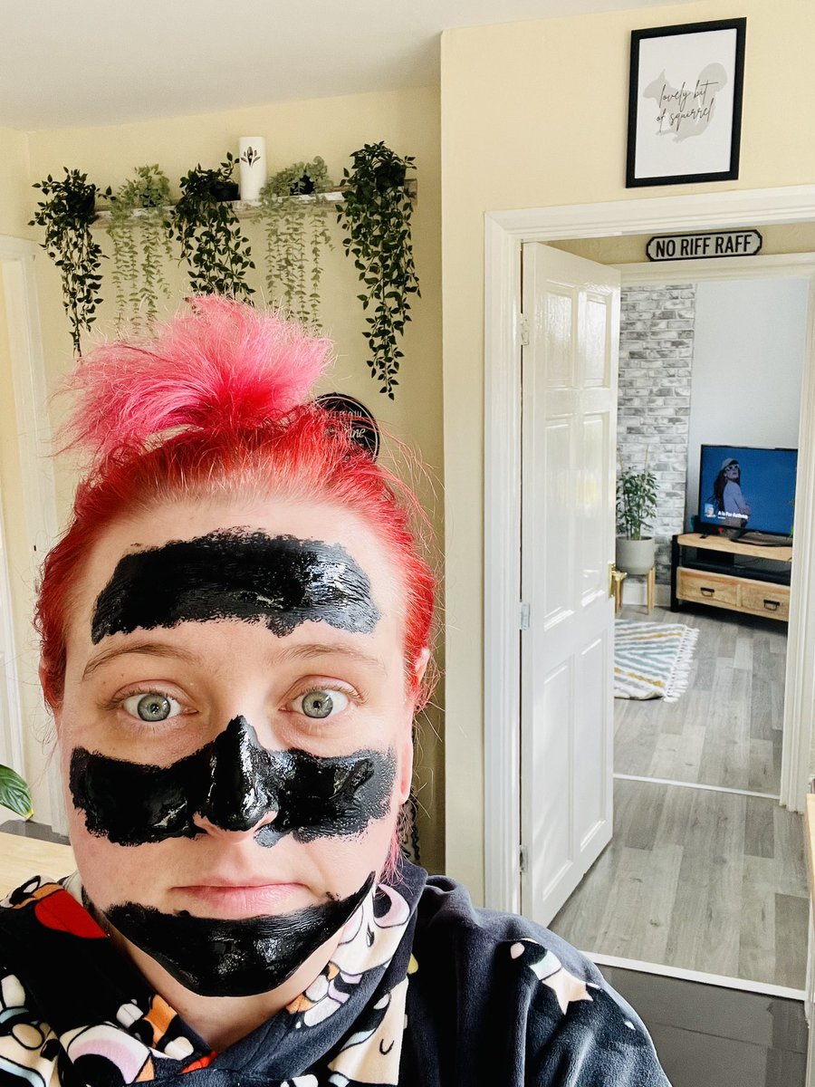 hellospacething's tweet image. This is my ‘oh my god, what if this doesn’t come off my face!?’ face.

I leave for London in less than 24hrs - with or without charcoal stained skin!

#midweek #selfcare #humpday