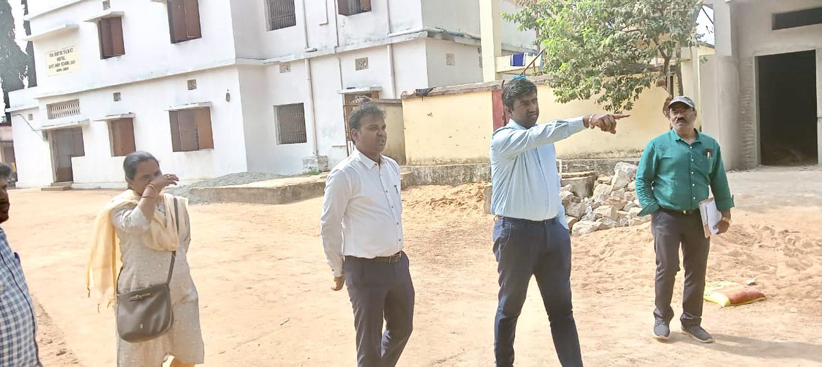 Ganjam_Admin's tweet photo. Collector, Ganjam reviewed various developmental works such as rural park, model tank, community nursery, 5T HST, etc. in Ganjam Block &amp; asked the block team to ensure completion of projects within timeline. 
@CMO_Odisha 
@MoSarkar5T 
@IPR_Odisha https://t.co/FfKFTBP9bN