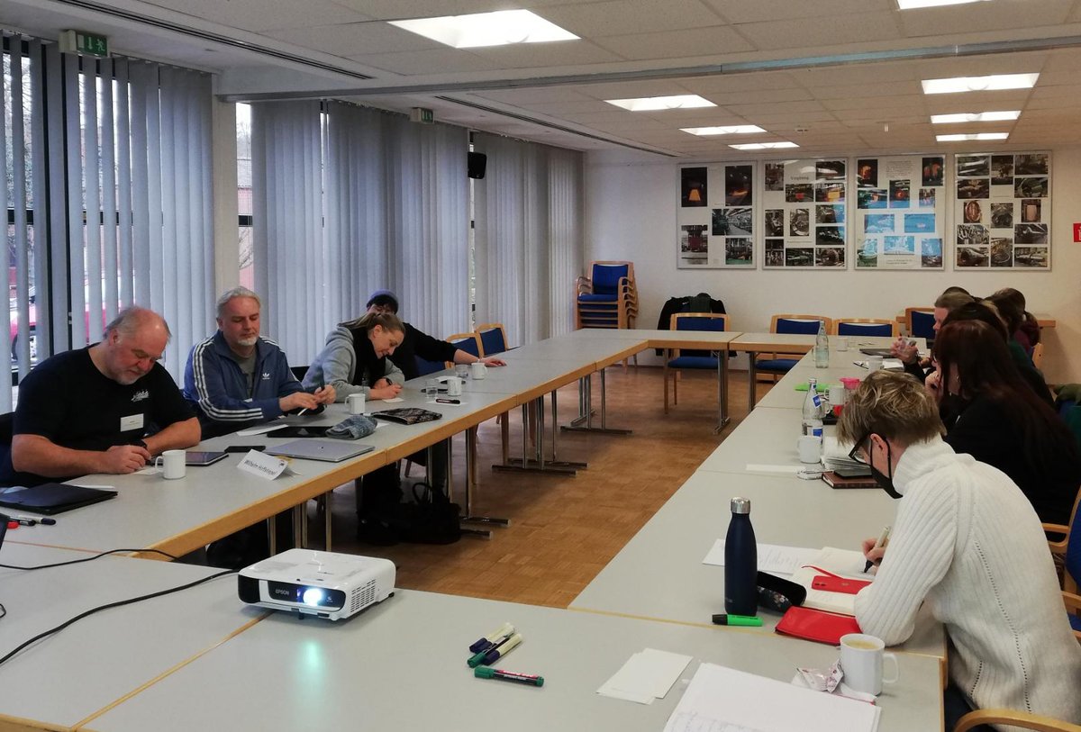 Transfer_pB's tweet photo. Im Transferstellen-Projekt „OPEN – Offene #Jugendarbeit &amp; #politischeBildung gemeinsam engagiert“ geht es heute in einem Workshop @JuBi_Welper mit Thomas Glaw um #Organisationsentwicklung, #Netzwerke &amp; #Wirkungsorientierung. Wir freuen über den Input und den Austausch! #OKJA https://t.co/bhLCftKp2h