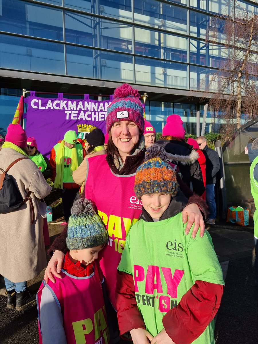 EISUnion's tweet photo. Members at a rally in Clackmannanshire sending a strong message to the Scottish Government and COSLA that they must do better on teachers' pay. #EISStrike #PayAttention https://t.co/NmtxULTppR