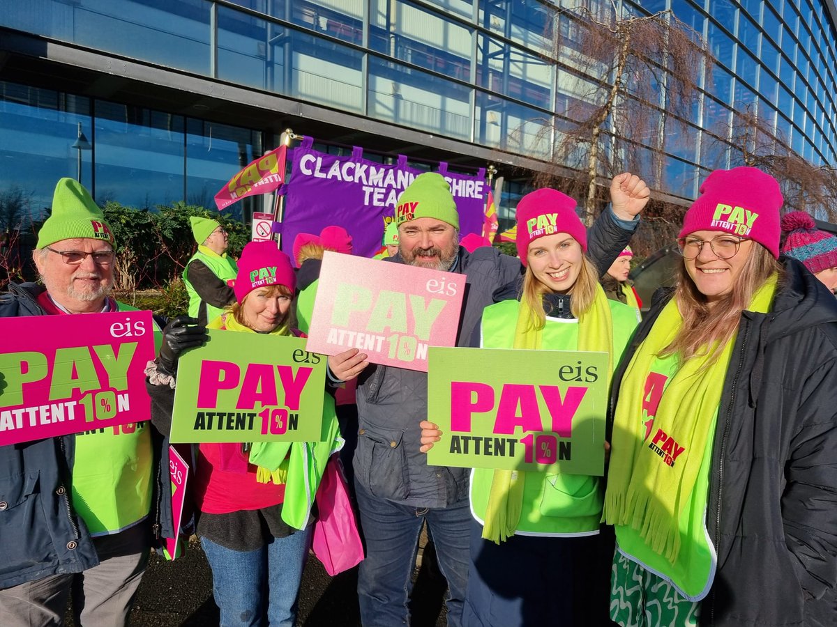 EISUnion's tweet photo. Members at a rally in Clackmannanshire sending a strong message to the Scottish Government and COSLA that they must do better on teachers' pay. #EISStrike #PayAttention https://t.co/NmtxULTppR