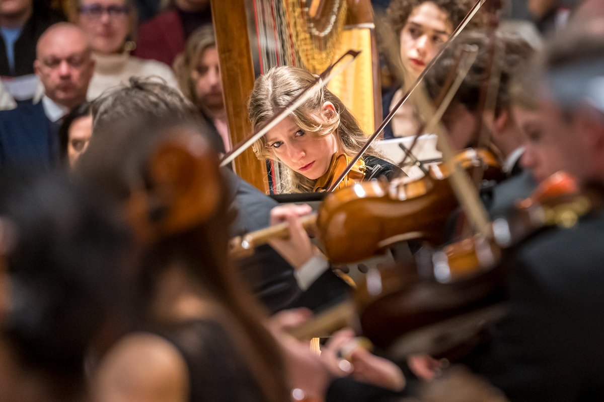 UniPadova's tweet photo. 🎵 "Libera la musica" un concerto in Aula Magna per #800Unipd, con un programma musicale di autori italiani ed europei del Novecento.

Ringraziamo l'Orchestra Sinfonica del Veneto ETS, il maestro Marco Titotto e il tenore Cristian Ricci.

> https://t.co/Ff6tn140z1 https://t.co/mH3nKaKHcf