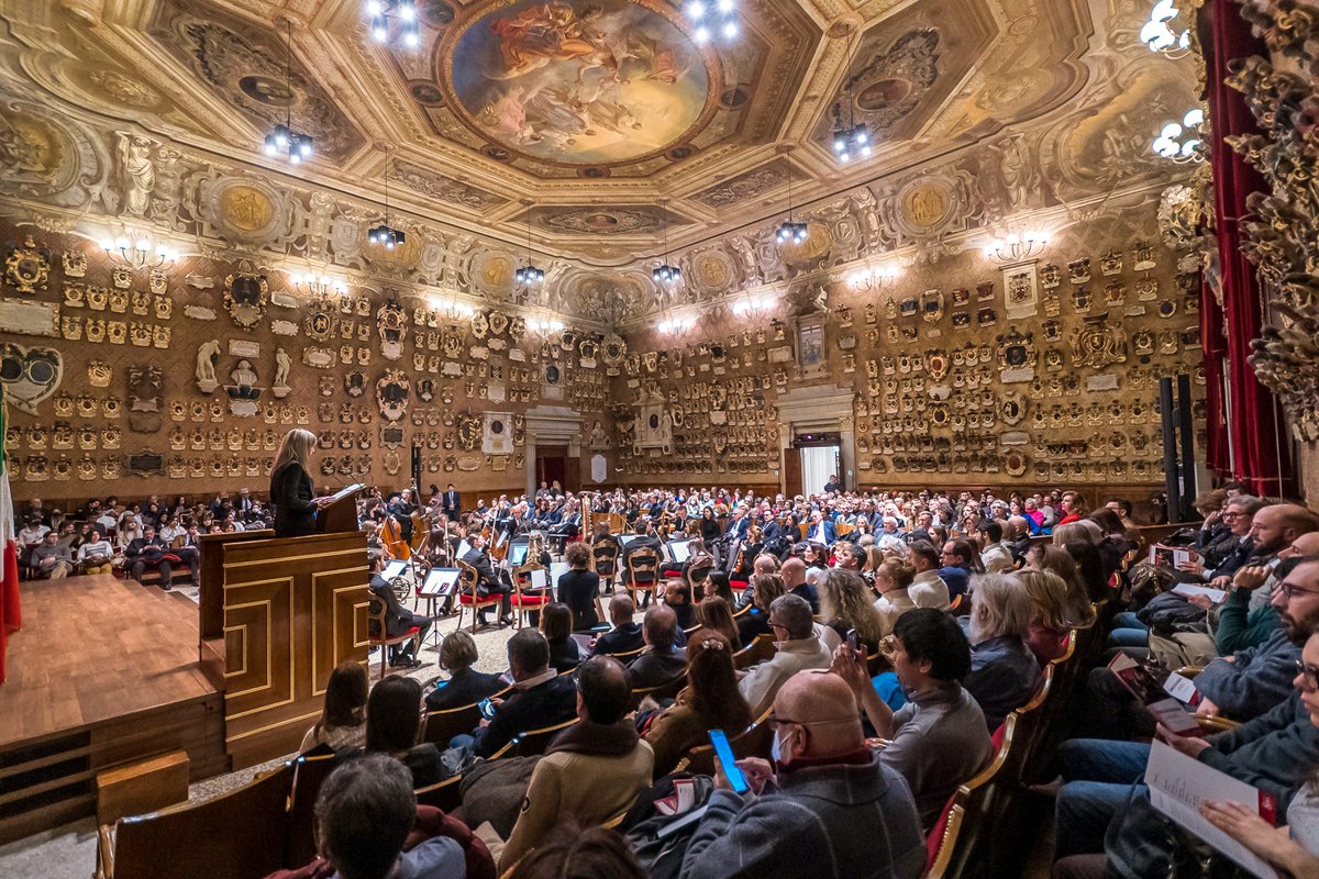 UniPadova's tweet photo. 🎵 "Libera la musica" un concerto in Aula Magna per #800Unipd, con un programma musicale di autori italiani ed europei del Novecento.

Ringraziamo l'Orchestra Sinfonica del Veneto ETS, il maestro Marco Titotto e il tenore Cristian Ricci.

> https://t.co/Ff6tn140z1 https://t.co/mH3nKaKHcf