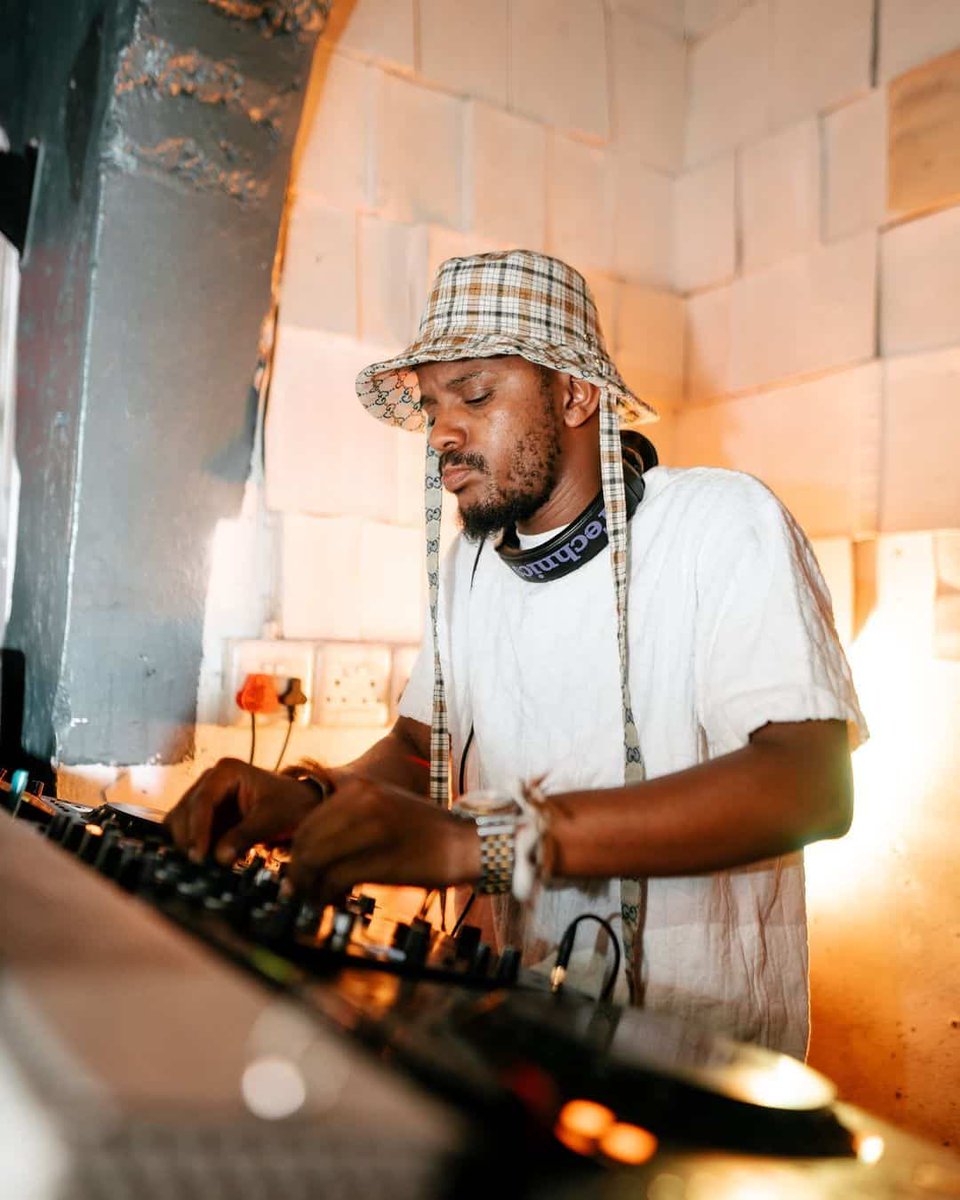 Zalebs's tweet image. Kabza De Small finally responds to MacG’s Piano Wrapped bit.ly/3jk9XuO #kabzadesmall #SirTrill