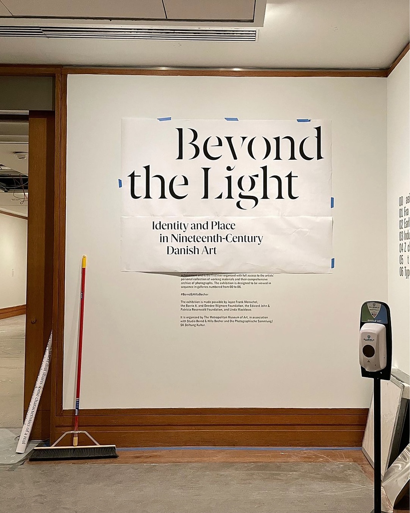 playtype's tweet photo. Berlingske in use at The Met, NYC! @metmuseum 

If you are in the states, don't miss out on the exhibition Beyond the Light: Identity and Place in Nineteenth-Century Danish Art.

Super neat work by June Yoon https://t.co/SwxvdHfEAn
