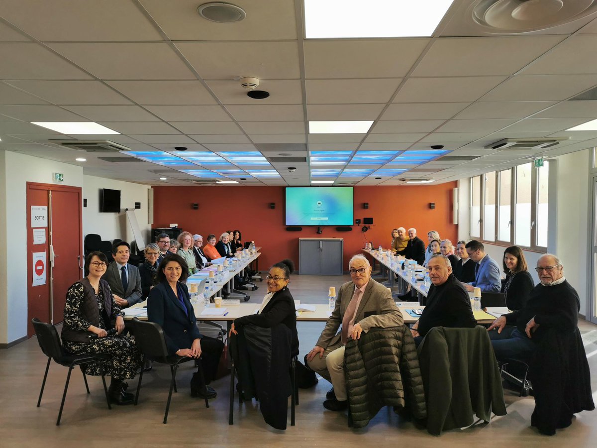 Caf06_actus's tweet photo. 🥁Le 26 janvier, Mme la Sous-préfète Valma a installé le Comité départemental des services aux familles en présence du #departement06, de la #msaprovenceazur, de la #caf06 et de nombreux acteurs de l’accueil du jeune enfant et du soutien à la #parentalité. #cdsf #sdsf https://t.co/Z2ueNd6THd